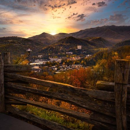 Whispering Winds, Hot Tub, Game Room, Wifi, 1089 Free Tickets Each Paid Day, Dollywood And More جاتلينبرج المظهر الخارجي الصورة