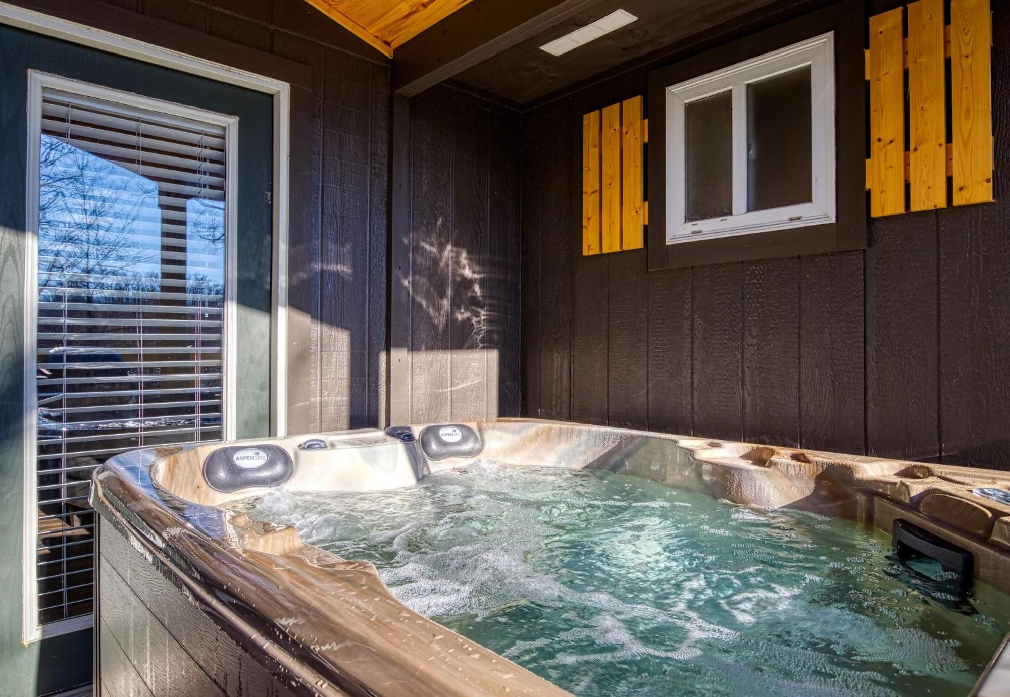 Whispering Winds, Hot Tub, Game Room, Wifi, 1089 Free Tickets Each Paid Day, Dollywood And More جاتلينبرج المظهر الخارجي الصورة